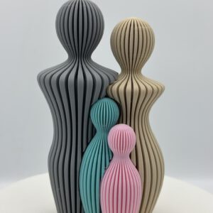 Pastellfarbenes Familienfigur – Stilvolle Darstellung familiärer Geborgenheit